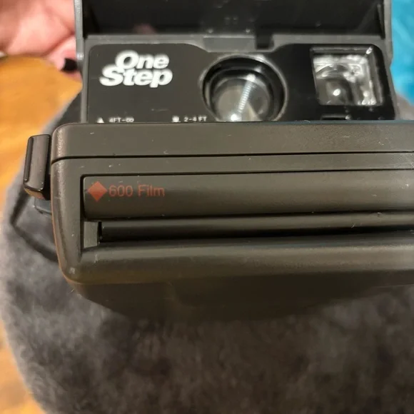 📸 Vintage Polaroid OneStep 600 Instant Camera Retro 80s w/ 7 Photos Left in Film - Picture 8 of 9